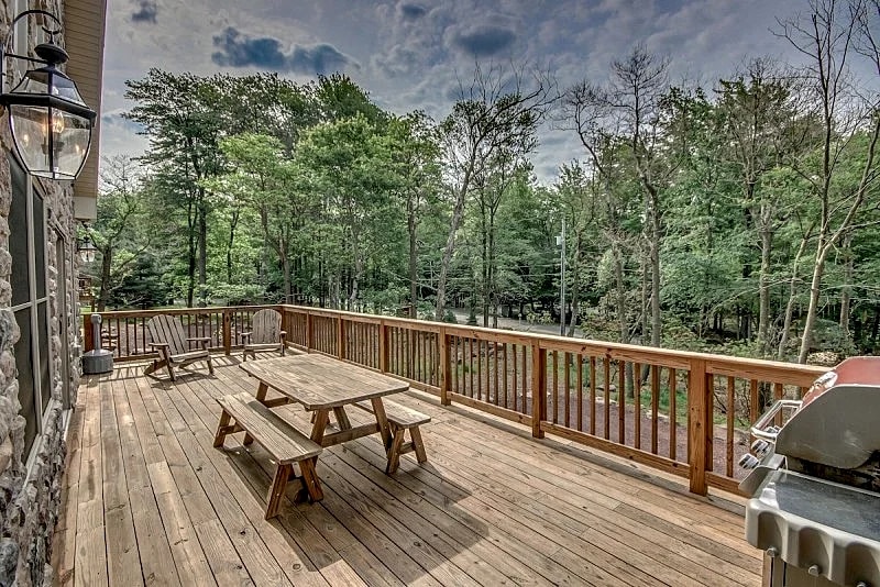 "Eagles Nest" Close to Skiing, Fire Pit, Hot Tub, Game Room, EV Charger, Gas Grill, 9 Smart TV's in Lake Harmony, Pennsylvania, United States — photo 4