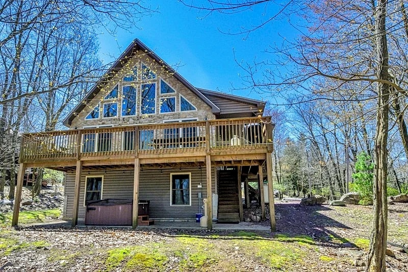 "Hilltop Hideaway" Near Skiing, Lake/ Beach Access, Hot Tub, Fire Pit, Pool Table, Gas Grill