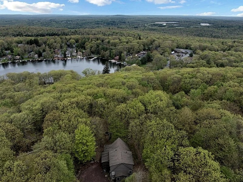 "Hilltop Hideaway" Near Skiing, Lake/ Beach Access, Hot Tub, Fire Pit, Pool Table, Gas Grill in Lake Harmony, Pennsylvania, United States — photo 4