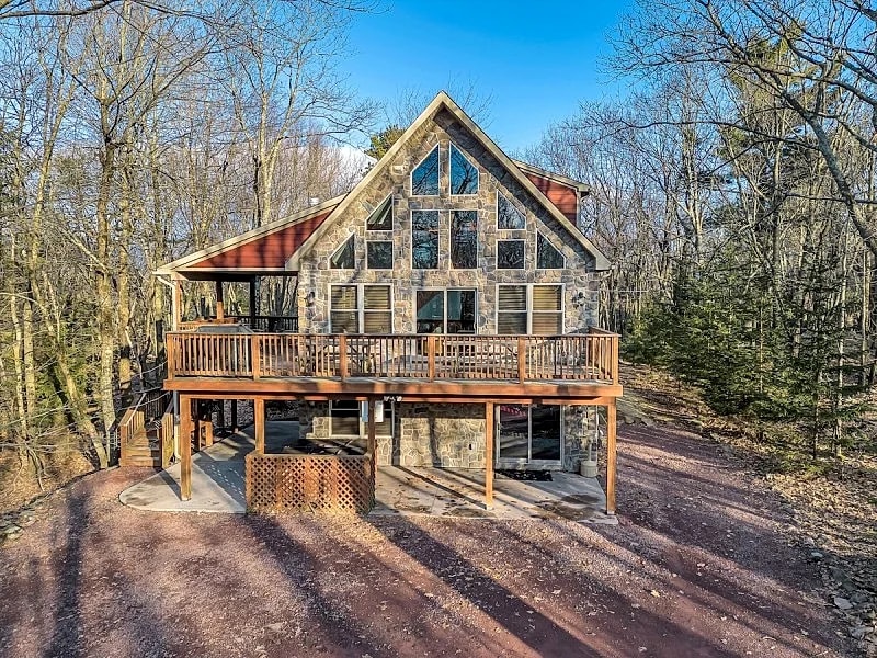 "Red Rock" View of Big Boulder-Skiing, Fire Pit, Hot Tub, Pool Table, EV Charger, Dog Friendly in Lake Harmony, Pennsylvania, United States — photo 2
