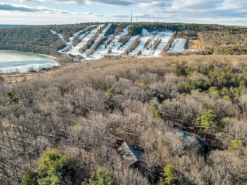 "Red Rock" View of Big Boulder-Skiing, Fire Pit, Hot Tub, Pool Table, EV Charger, Dog Friendly in Lake Harmony, Pennsylvania, United States — photo 3