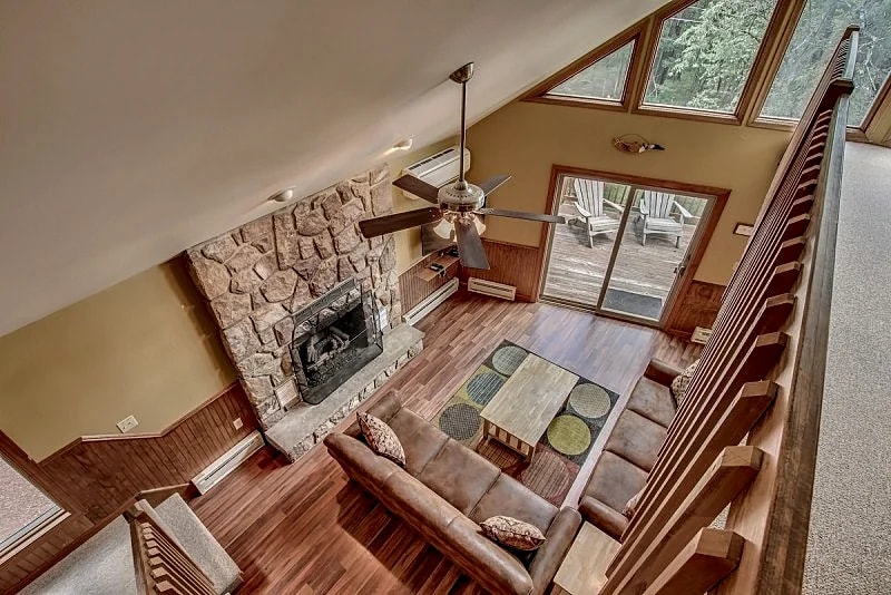 "Black Bear" Beautiful Mountain Chalet, Community Pool/ Beach, Hot Tub, Arcade Game, Gas Grill in Albrightsville, Pennsylvania, United States — photo 4