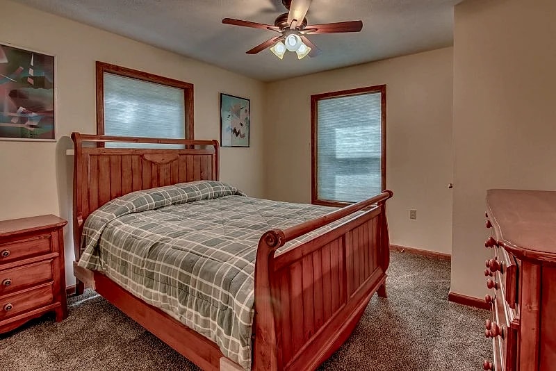 "Grizzly" Near Lake/ Beach Access/ Skiing, Hot Tub, Pool Table, Gas Grill in Lake Harmony, Pennsylvania, United States — photo 3