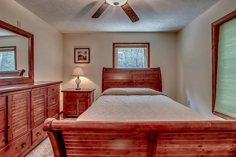 "Grizzly" Near Lake/ Beach Access/ Skiing, Hot Tub, Pool Table, Gas Grill in Lake Harmony, Pennsylvania, United States — photo 4