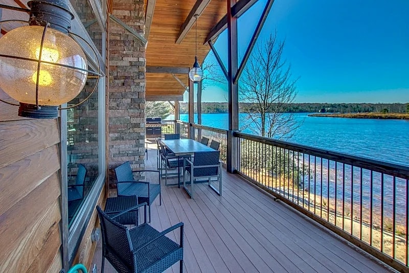 Sandy Feet Retreat Lakefront, Private Beach, Dock, Hot Tub, Grill, Tennis, Basketball in Albrightsville, Pennsylvania, United States — photo 4