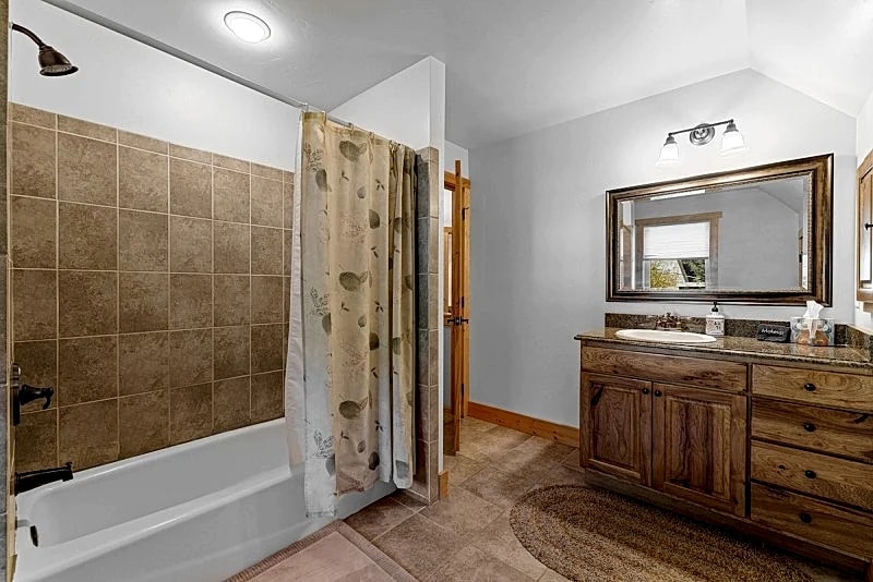 New! Tranquil Aspens - near lake, town, parks - expansive deck - pet friendly in McCall, Idaho, United States — photo 5