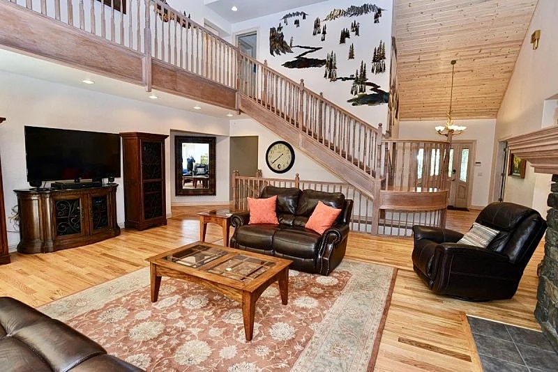 Spring Mountain Manor - Amazing 7bd family gathering place in quiet wooded neighborhood in McCall, Idaho, United States — photo 2