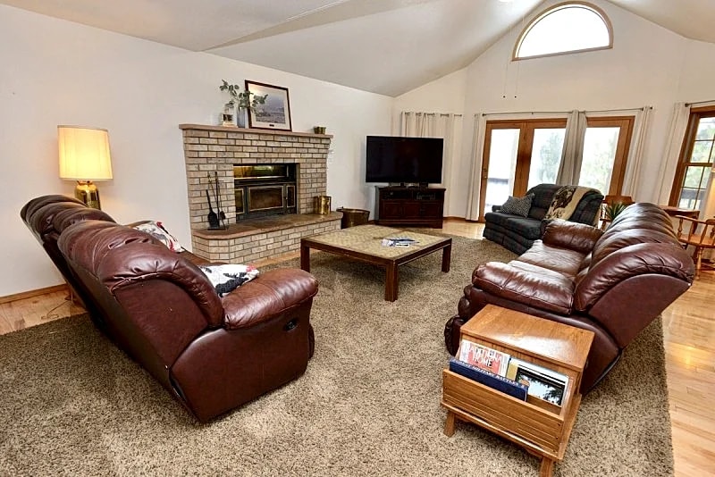 Family Ties ~ Amazing home with views - Sleeps 20 - Game room - Fireplace - Wifi in Cascade, Idaho, United States — photo 3