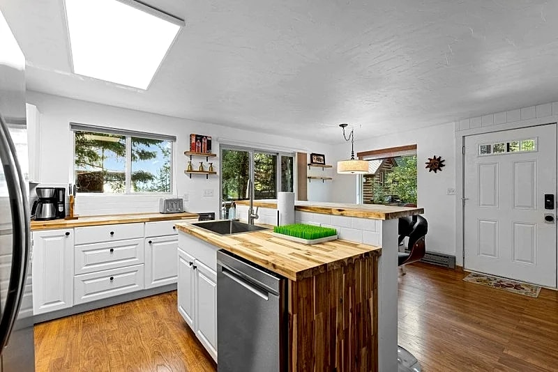 Sanctuary at Payette Lake - Lake views - trailer parking - pet friendly in McCall, Idaho, United States — photo 3