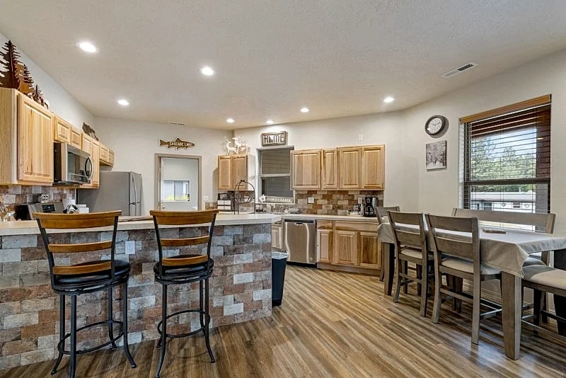 New* Bogie Bungalow - Walk to lake, bar & restaurant - Near golf course - AC - Fireplace - Pet Ok in Cascade, Idaho, United States — photo 4
