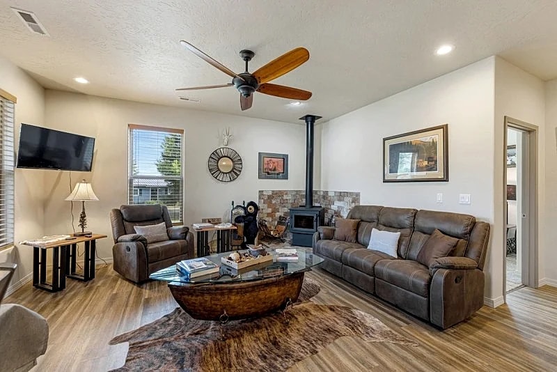 New* Bogie Bungalow - Walk to lake, bar & restaurant - Near golf course - AC - Fireplace - Pet Ok in Cascade, Idaho, United States — photo 3