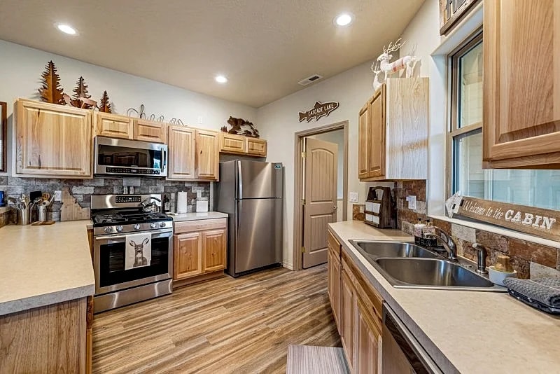 New* Bogie Bungalow - Walk to lake, bar & restaurant - Near golf course - AC - Fireplace - Pet Ok in Cascade, Idaho, United States — photo 5