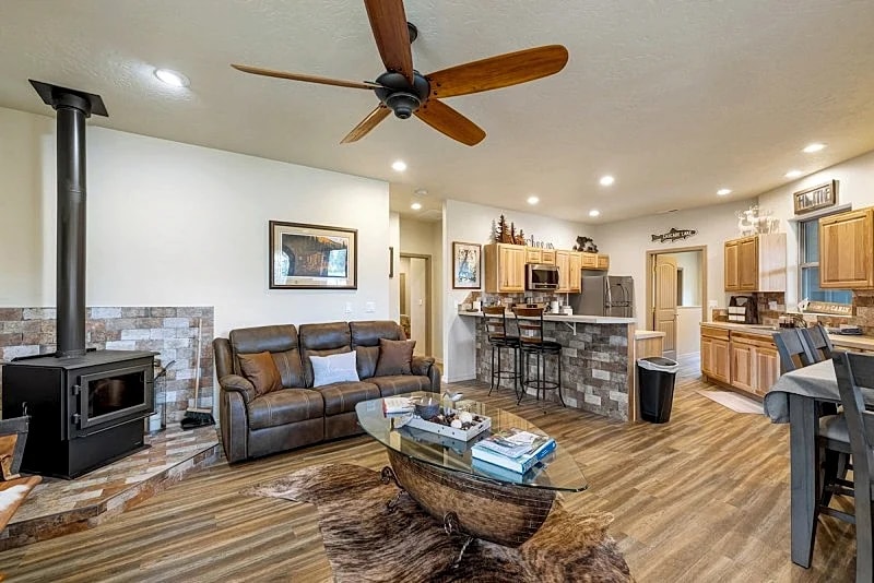 New* Bogie Bungalow - Walk to lake, bar & restaurant - Near golf course - AC - Fireplace - Pet Ok in Cascade, Idaho, United States — photo 2