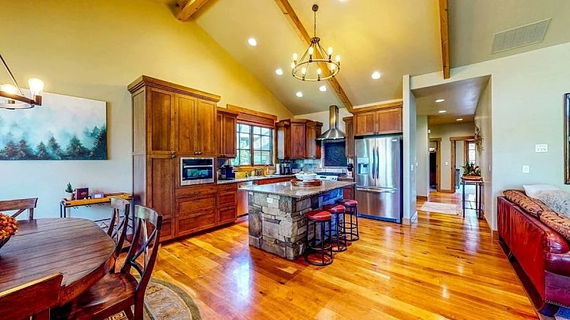 Lakeview Oasis - AC - Payette Lake Views - Hot tub - Marina - Downtown - Garage - Fireplace in McCall, Idaho, United States — photo 2