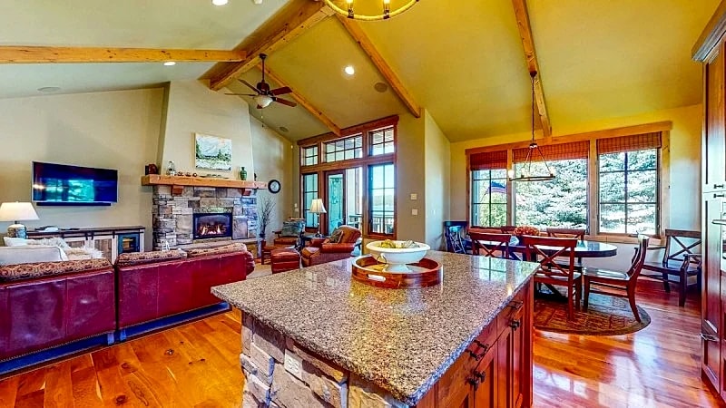 Lakeview Oasis - AC - Payette Lake Views - Hot tub - Marina - Downtown - Garage - Fireplace in McCall, Idaho, United States — photo 5