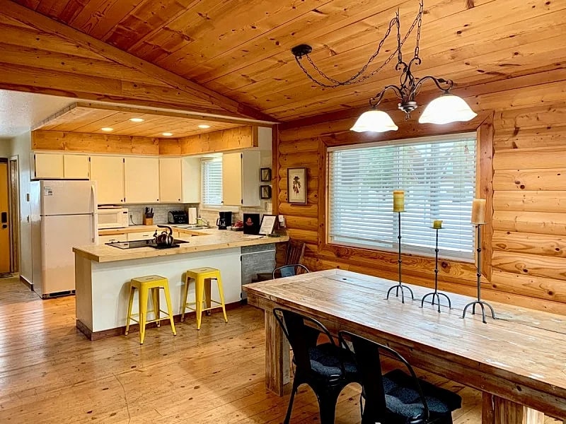 The Park Chalet - Rustic charm - Downtown - Lake - Restaurants - WiFi - Wood Stove in McCall, Idaho, United States — photo 3