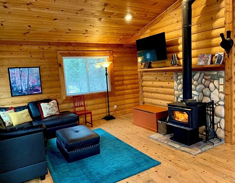 The Park Chalet - Rustic charm - Downtown - Lake - Restaurants - WiFi - Wood Stove in McCall, Idaho, United States — photo 4