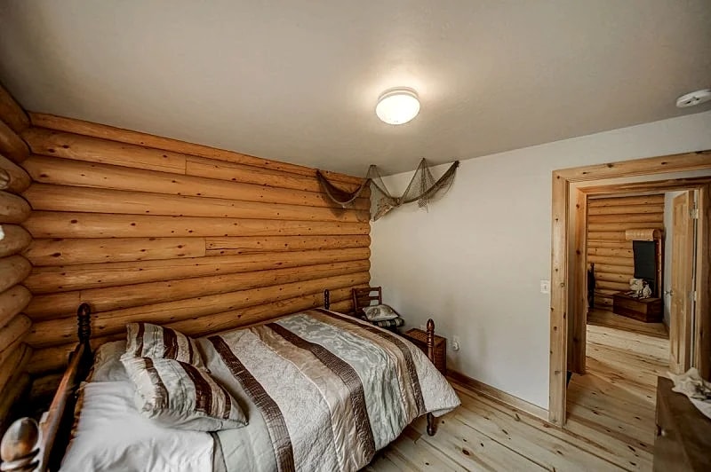 Cascade Log Cabin - Idaho Mountain Getaway - Sleeps 10 in Cascade, Idaho, United States — photo 2