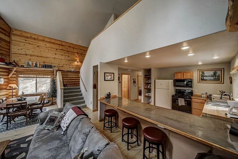 Cascade Log Cabin - Idaho Mountain Getaway - Sleeps 10 in Cascade, Idaho, United States — photo 4