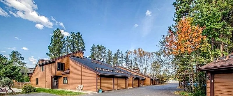 Laid Back Lounge: Seasonal Pool and Tennis Court, Close to Golf Course