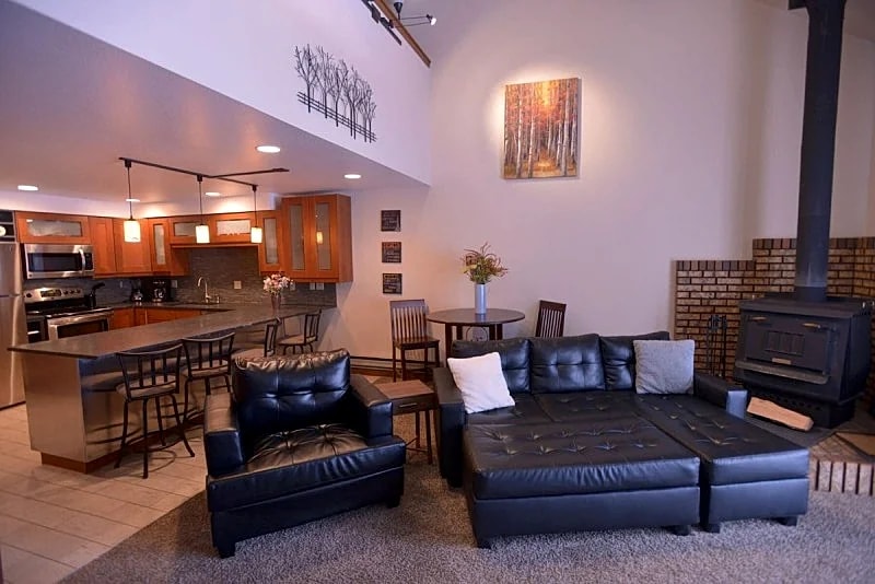 Laid Back Lounge: Seasonal Pool and Tennis Court, Close to Golf Course in Iona, Idaho, United States — photo 2