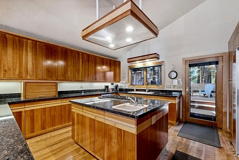 New! Birch Fairway House - On golf course - Hot tub - Garage - Family friendly in McCall, Idaho, United States — photo 3