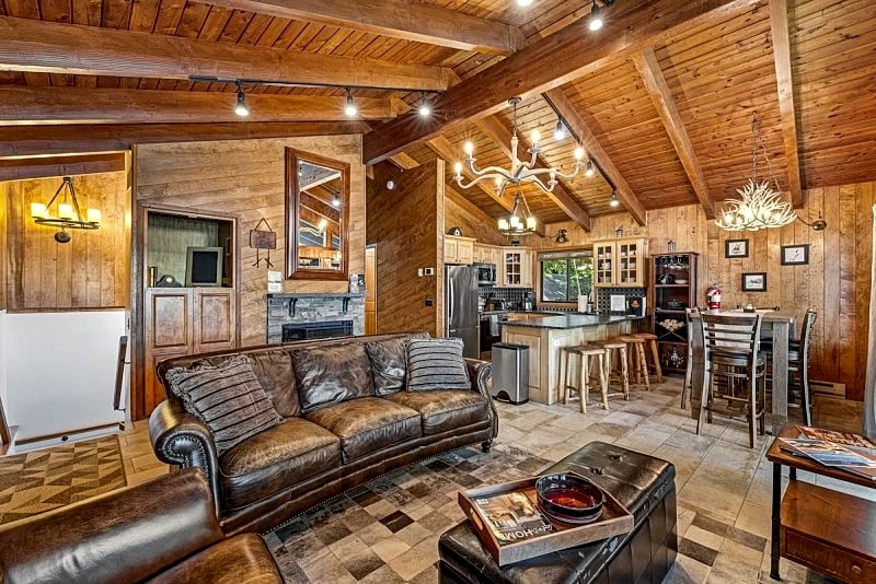 McCall Lakefront Oasis - Family Summer Paradise - Hot tub - Dock - 4 Bedrooms in McCall, Idaho, United States — photo 5