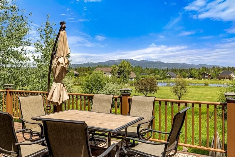New! Cedar Chalet -on golf course, clubhouse access with gym, seasonal pool & hot tub in McCall, Idaho, United States — photo 5