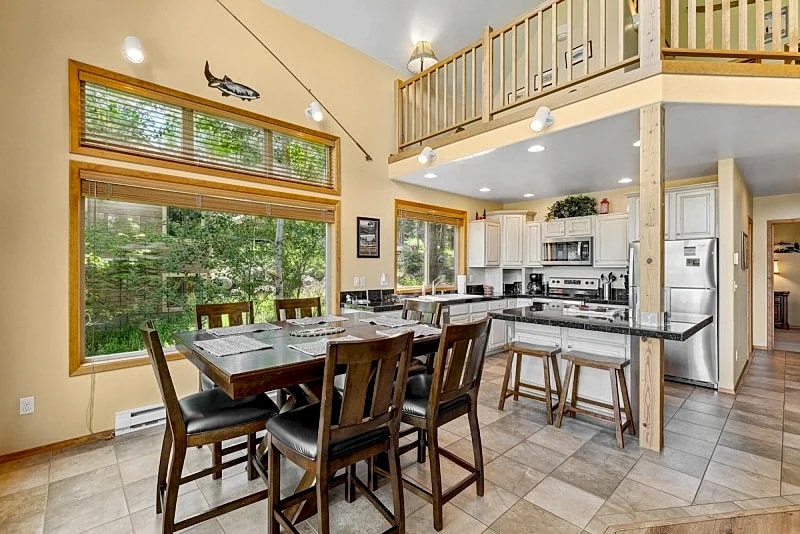 New! Cedar Chalet -on golf course, clubhouse access with gym, seasonal pool & hot tub in McCall, Idaho, United States — photo 4
