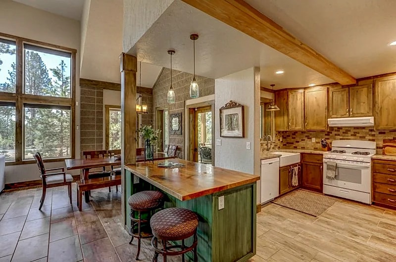 Hygge Mountain Retreat - Hot tub - Patio - Fire pit - Wifi - 2 Kitchens - Family Retreat in McCall, Idaho, United States — photo 5