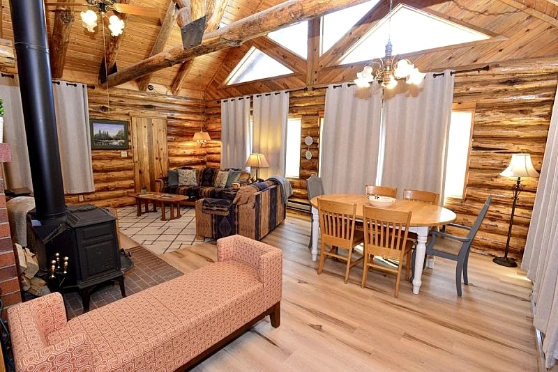 Blumisalp ~ Quintessential Idaho Log Cabin - Wifi - Trailer parking - Fire pit - Wood stove in Cascade, Idaho, United States — photo 4