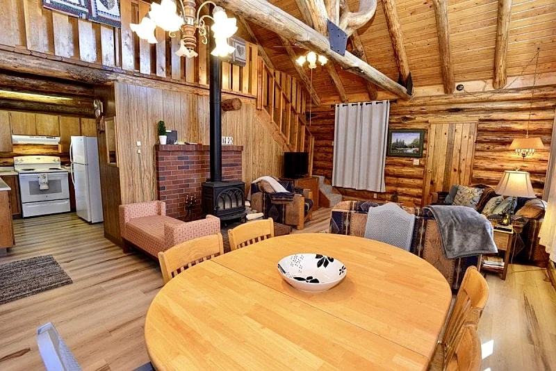 Blumisalp ~ Quintessential Idaho Log Cabin - Wifi - Trailer parking - Fire pit - Wood stove in Cascade, Idaho, United States — photo 3