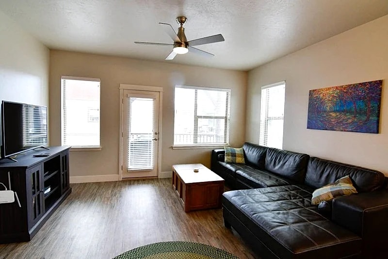 Maple Leaf Retreat - 3 bd, 3 ba Townhome - Pet-friendly - Sleeps 8 - Garage - Wifi in McCall, Idaho, United States — photo 4