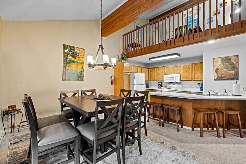 Ponderosa Retreat - Fireplace - Community year round pool - sauna - fitness center
