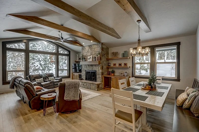 Luxe 4BR- AC - WiFi - Garage - Clubhouse w/comm pool, hot tub, gym in McCall, Idaho, United States — photo 2
