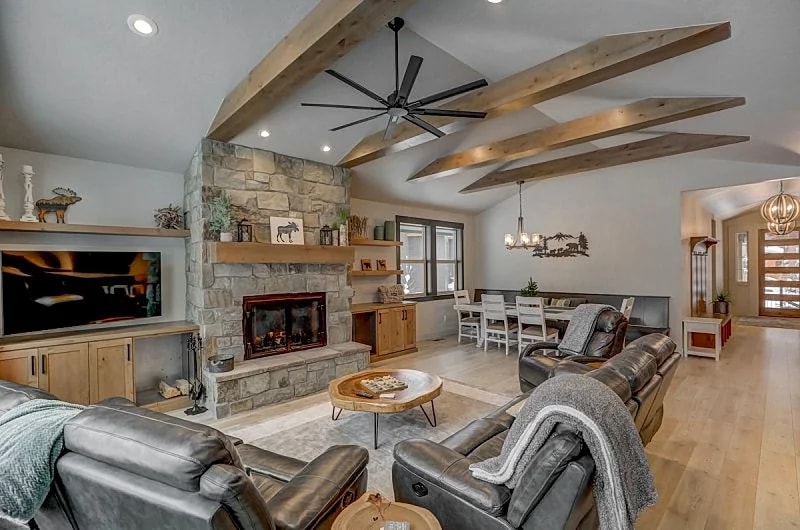 Luxe 4BR- AC - WiFi - Garage - Clubhouse w/comm pool, hot tub, gym in McCall, Idaho, United States — photo 5