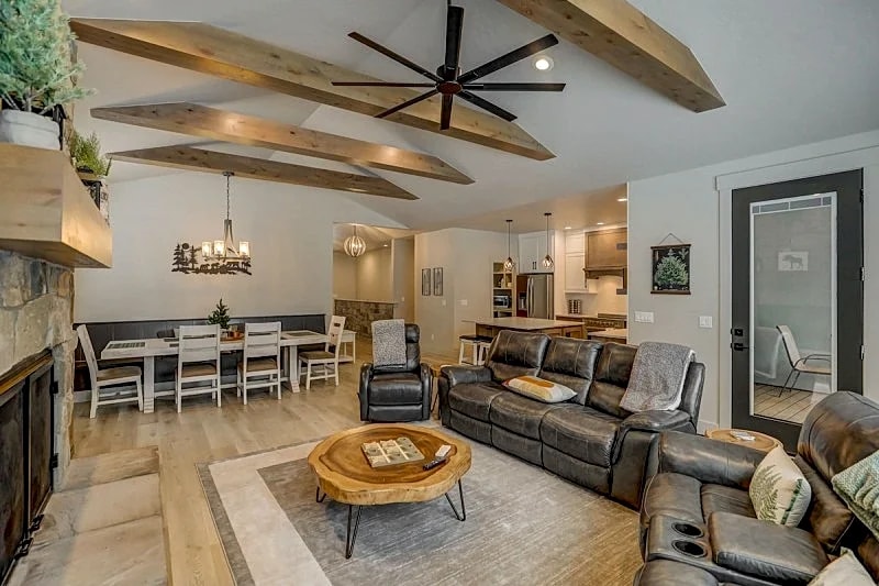 Luxe 4BR- AC - WiFi - Garage - Clubhouse w/comm pool, hot tub, gym in McCall, Idaho, United States — photo 3