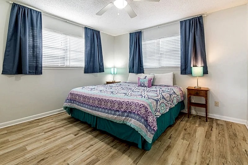 Your Beach House Just 1 Minute Walk To The Beach! Private Heated Pool & Yard in Destin, Florida, United States — photo 5