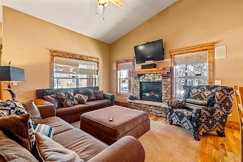 New! Black Bear Inn - Pet friendly - trailer parking - close to lake - rustic in Donnelly, Idaho, United States — photo 3