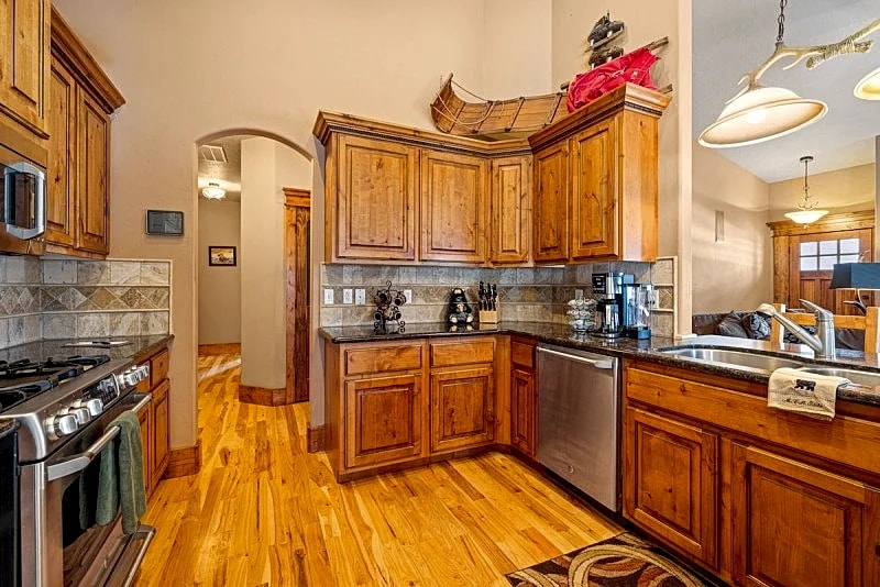 New! Black Bear Inn - Pet friendly - trailer parking - close to lake - rustic in Donnelly, Idaho, United States — photo 5