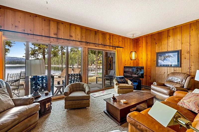 New* 70s Lakefront condo in Tamarack Bay with dock, pool, beach