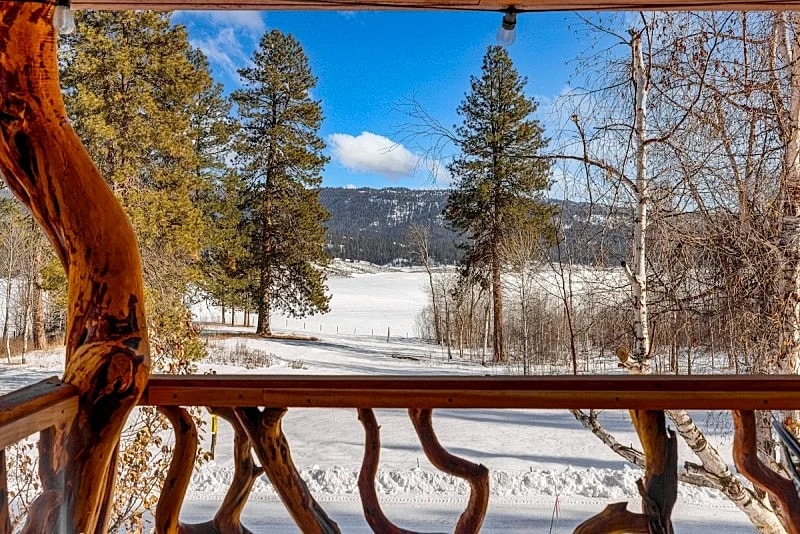 Scotts Landing - close to town - large driveway - deck - fireplace in Cascade, Idaho, United States — photo 5
