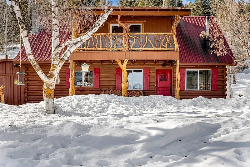 Scotts Landing - close to town - large driveway - deck - fireplace in Cascade, Idaho, United States — photo 2