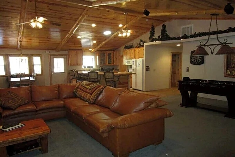 Casa de DeCarlo - Luxury w/Spa/Foosball/Near Summit - Big Bear Lake in Big Bear Lake, California, United States — photo 3
