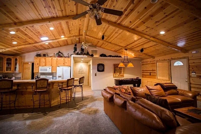 Casa de DeCarlo - Luxury w/Spa/Foosball/Near Summit - Big Bear Lake in Big Bear Lake, California, United States — photo 2