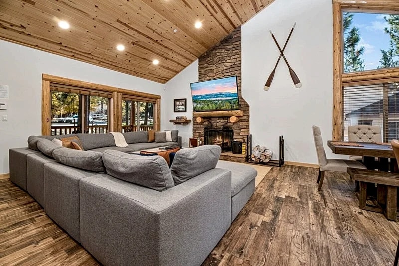 Woodside Lodge - Gorgeous! Hot Tub/Skee-Ball! - Big Bear Lake in Big Bear, California, United States — photo 4