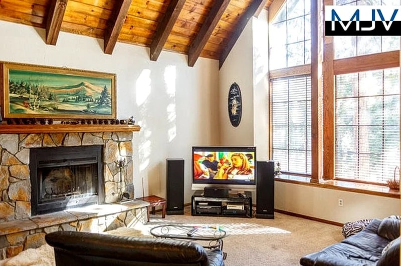 Chateau Bernina. Prime Location! Large indoor Jacuzzi and Dry Sauna. Large Patio in Lake Arrowhead, California, United States — photo 4