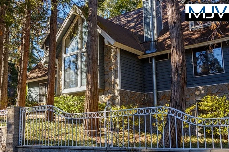 Chateau Bernina. Prime Location! Large indoor Jacuzzi and Dry Sauna. Large Patio