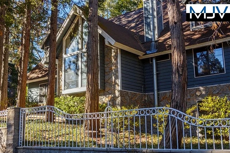 Chateau Bernina. Prime Location! Large indoor Jacuzzi and Dry Sauna. Large Patio