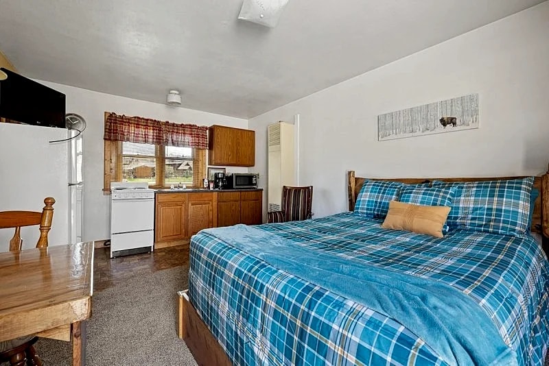 Studio Cottage Thirty Minutes to Mt Rushmore - In Rapid City On Canyon Lake Thirty Minutes from Mt Rushmore in Rapid City, South Dakota, United States — photo 2